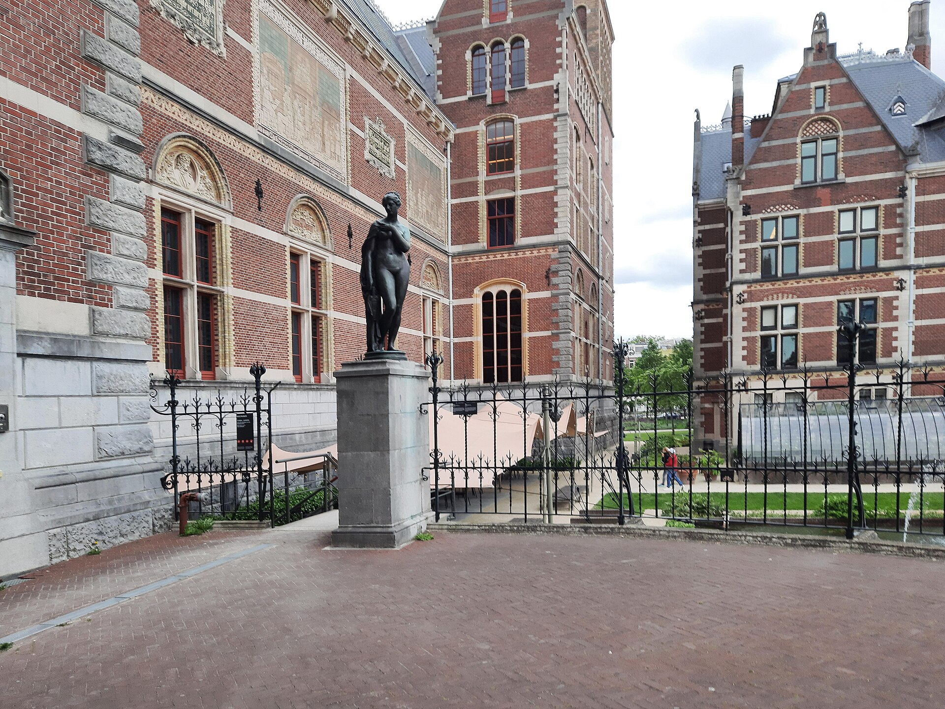 Where to stay in Amsterdam Museumplein: the Rijksmuseum facade