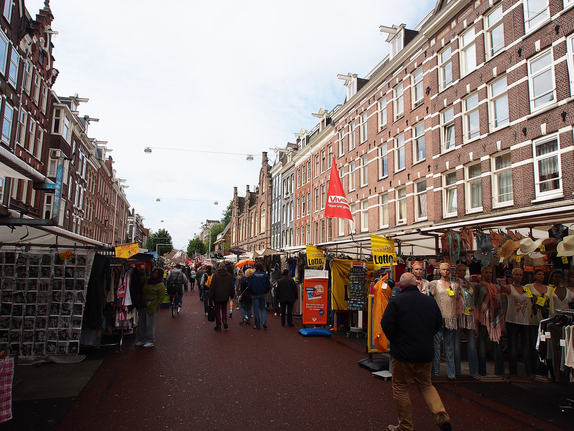 Where to stay in Amsterdam De Pijp: Albert Cuypmarkt street market