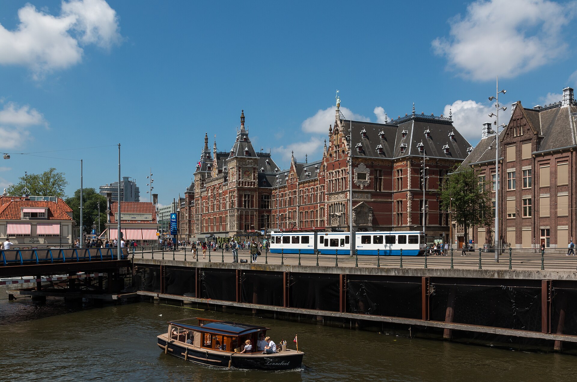 Where to stay in Amsterdam Centraal: Amsterdam Centraal Station exterior