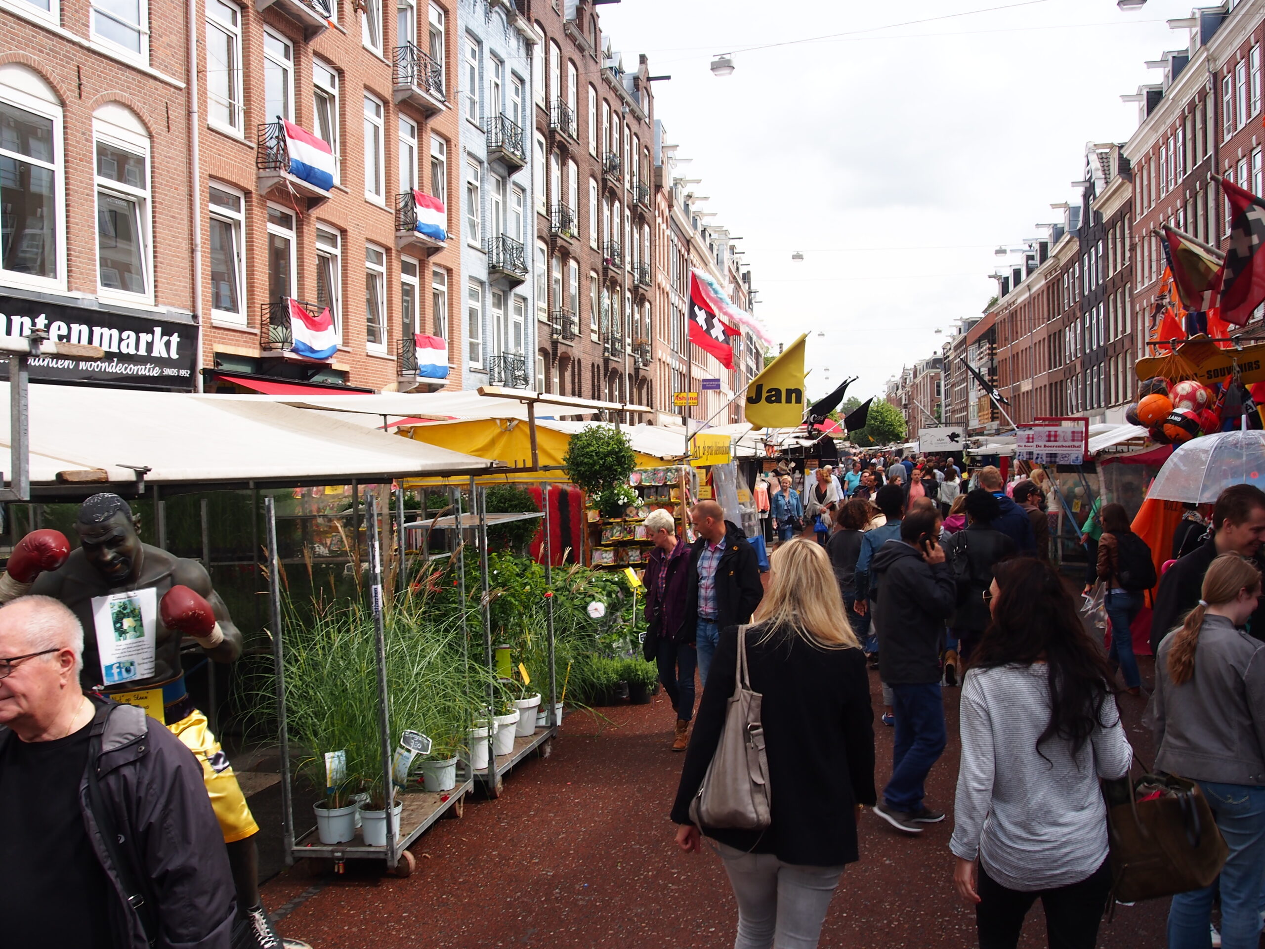 Albert Cuyp Market stalls in Amsterdam's De Pijp neighborhood