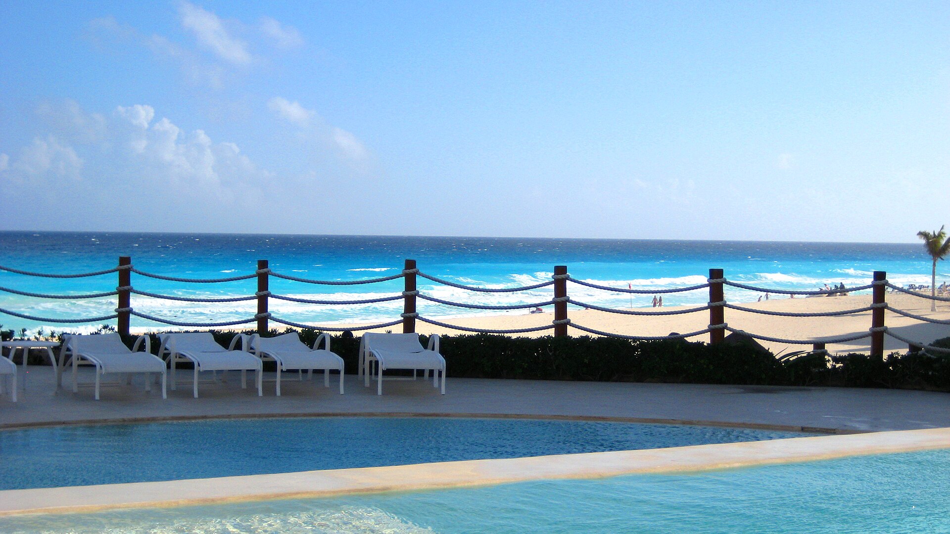 Cancun all-inclusive resorts: infinity pool overlooking the Caribbean