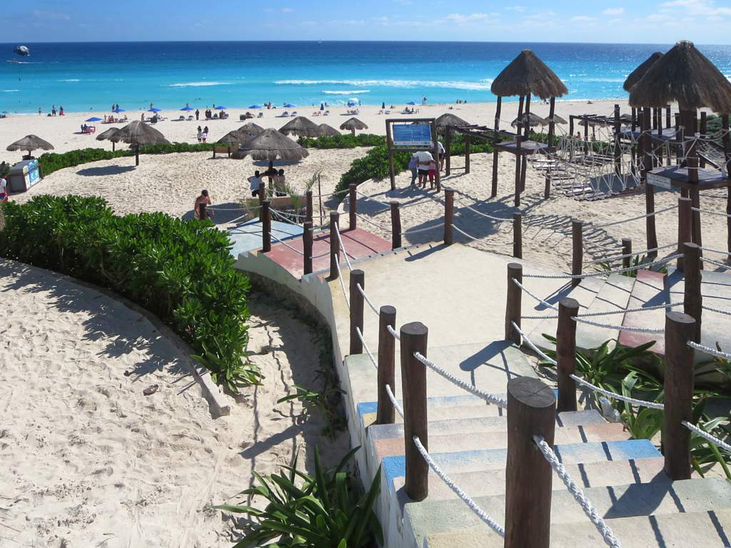 Cancun all-inclusive resorts: Caribbean shoreline