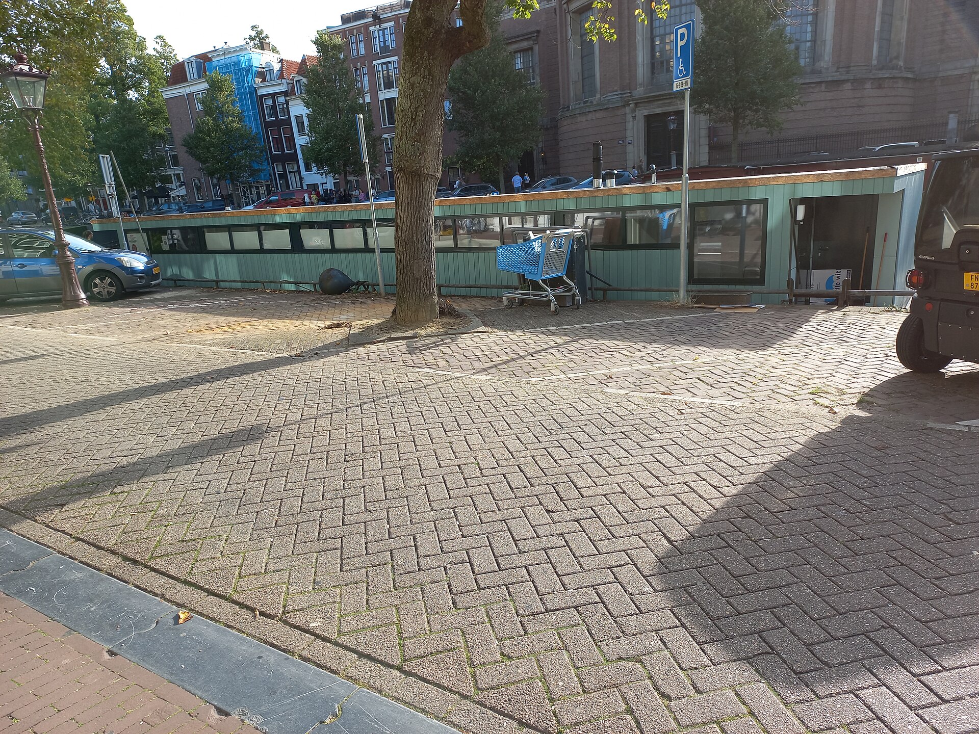 De Poezenboot cat boat floating sanctuary Amsterdam Singel