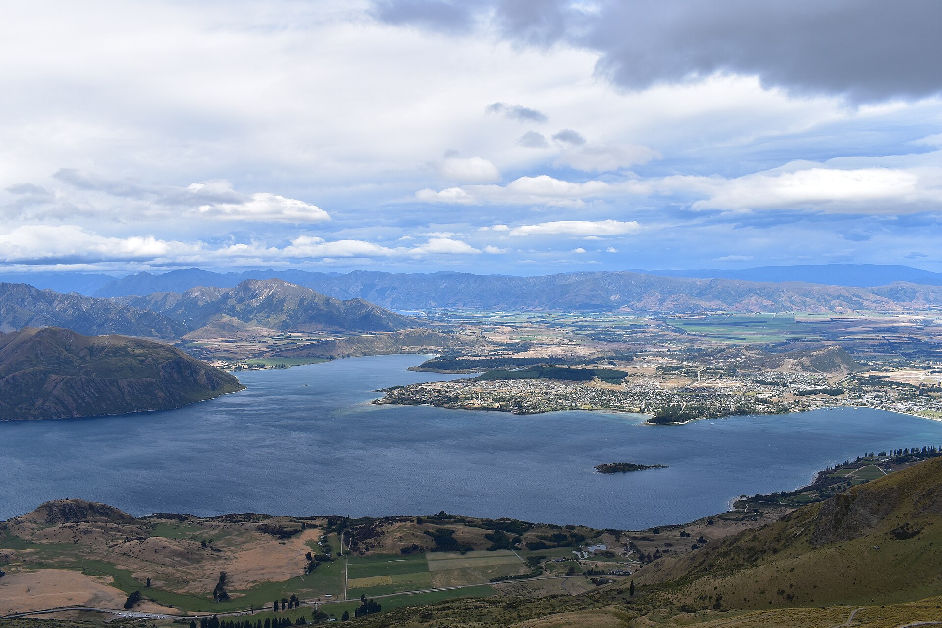Wanaka town and Lake Wanaka with the Southern Alps behind
