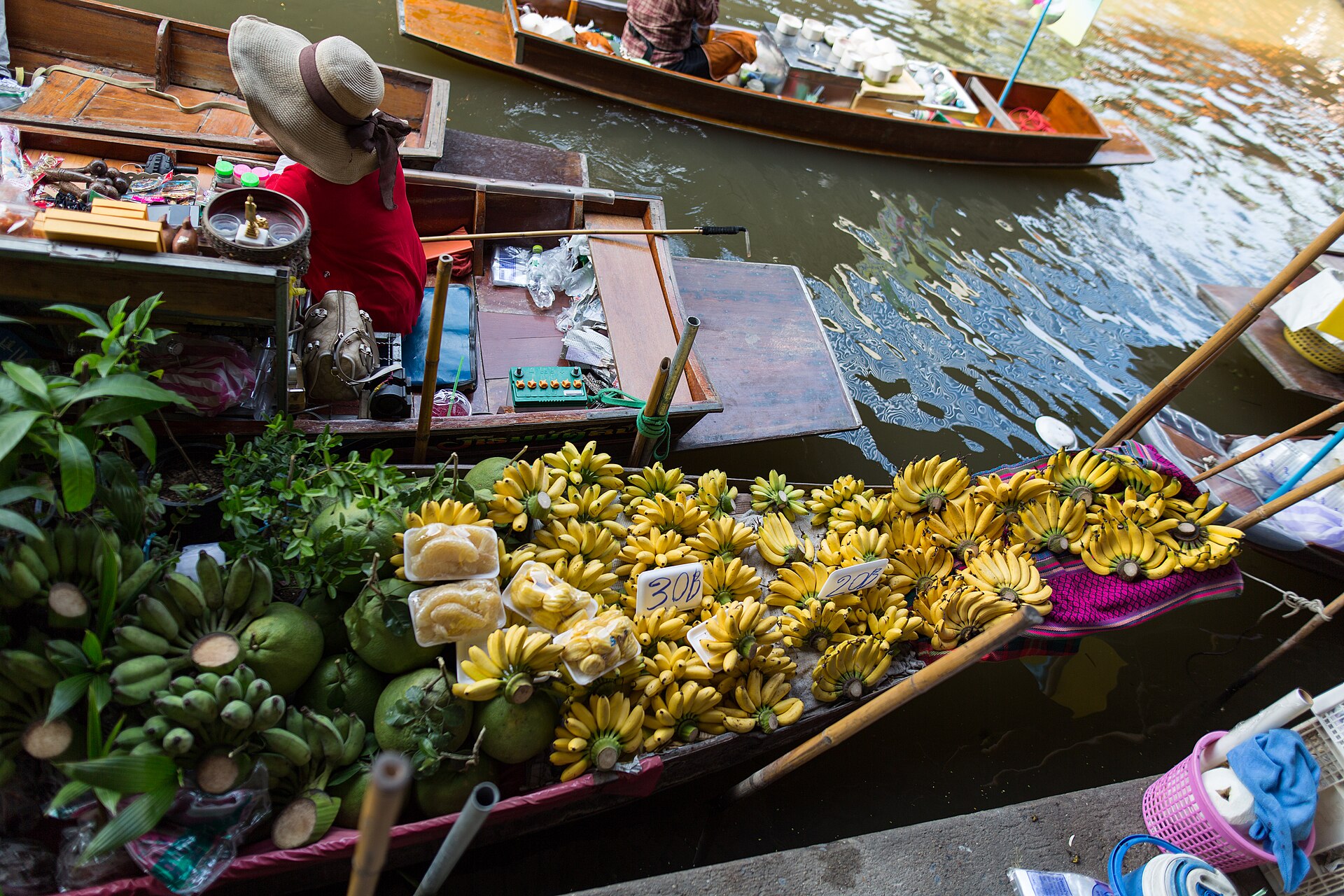 Boats at Damnoen Saduak Floating Market near Bangkok, Thailand