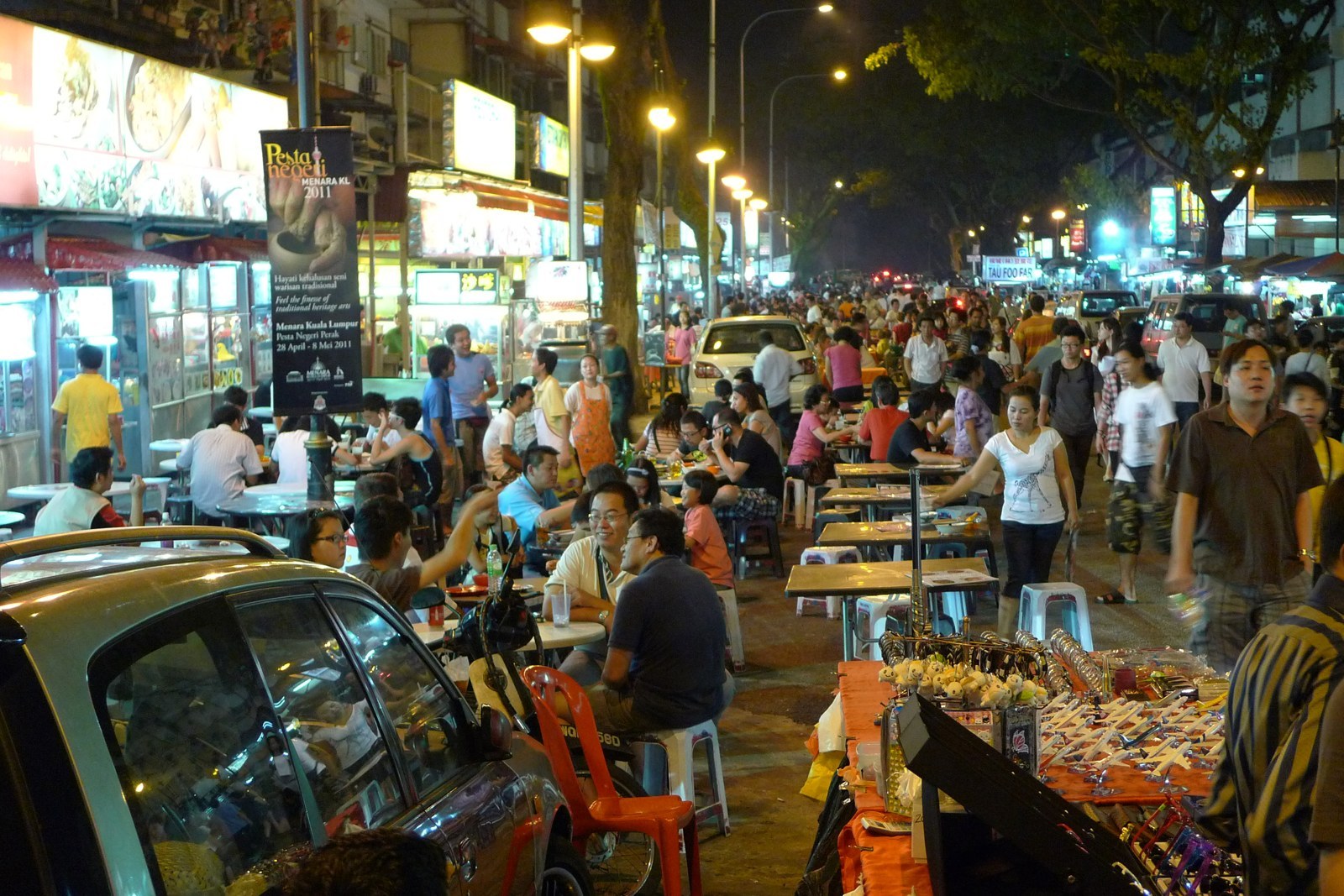 Jalan Alor street food Kuala Lumpur hawker stalls and diners