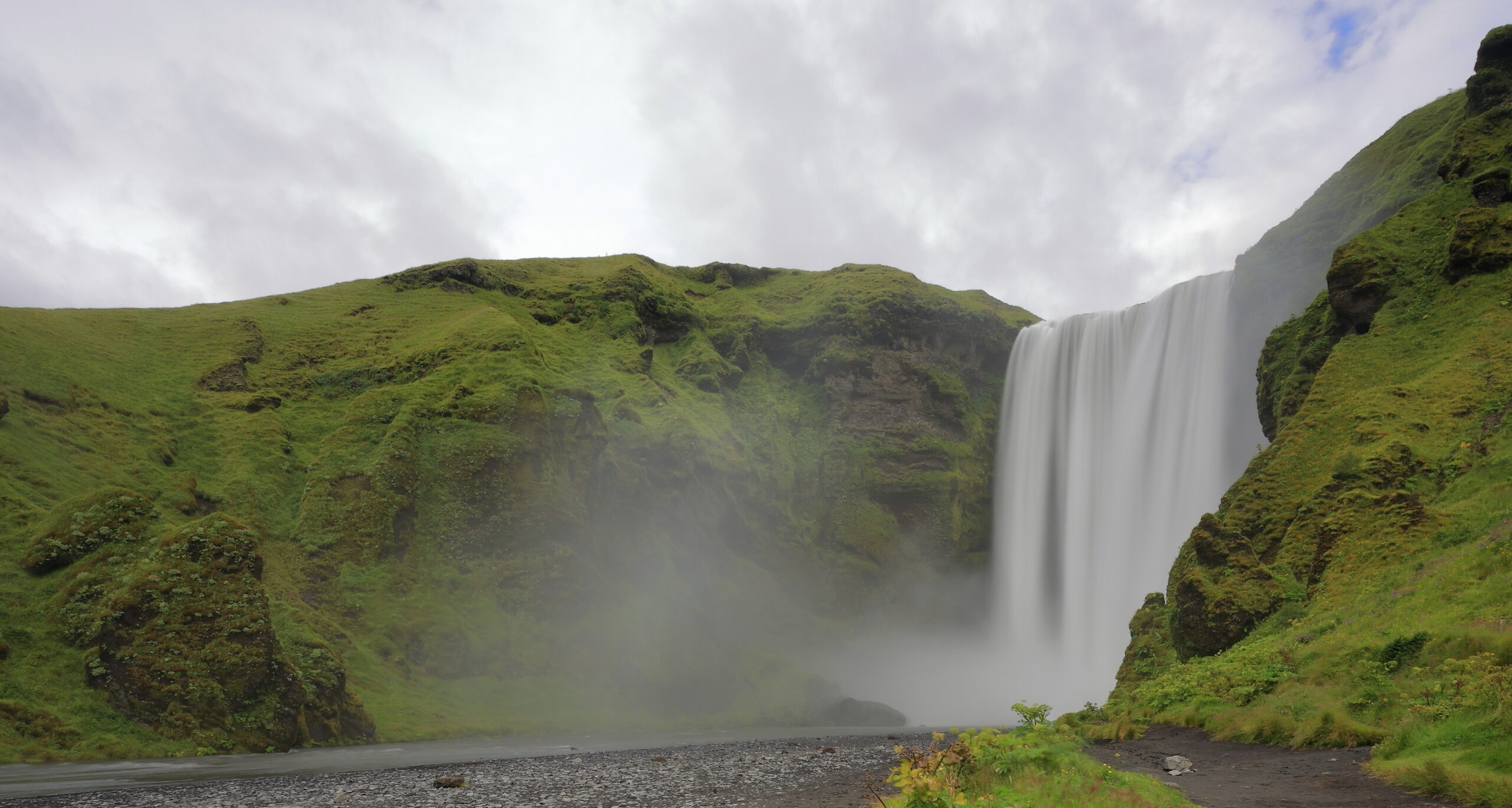 Skógafoss waterfall plunging over cliffs, south coast Iceland