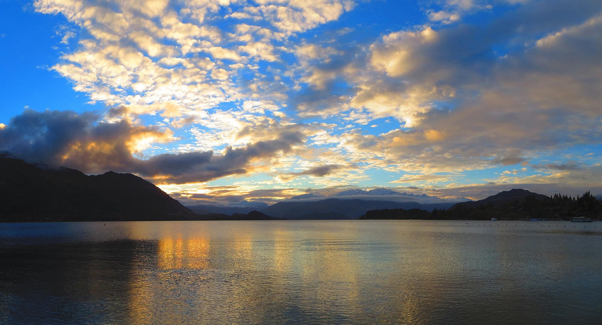 Lake Wanaka shoreline in the evening light