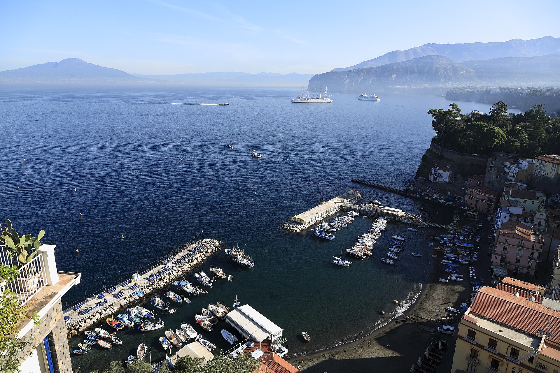 Amalfi Coast itinerary: the rocky Sorrento coastline