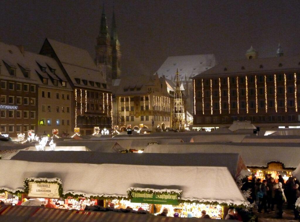 Snow-covered stalls at the Nuremberg Christkindlesmarkt at night