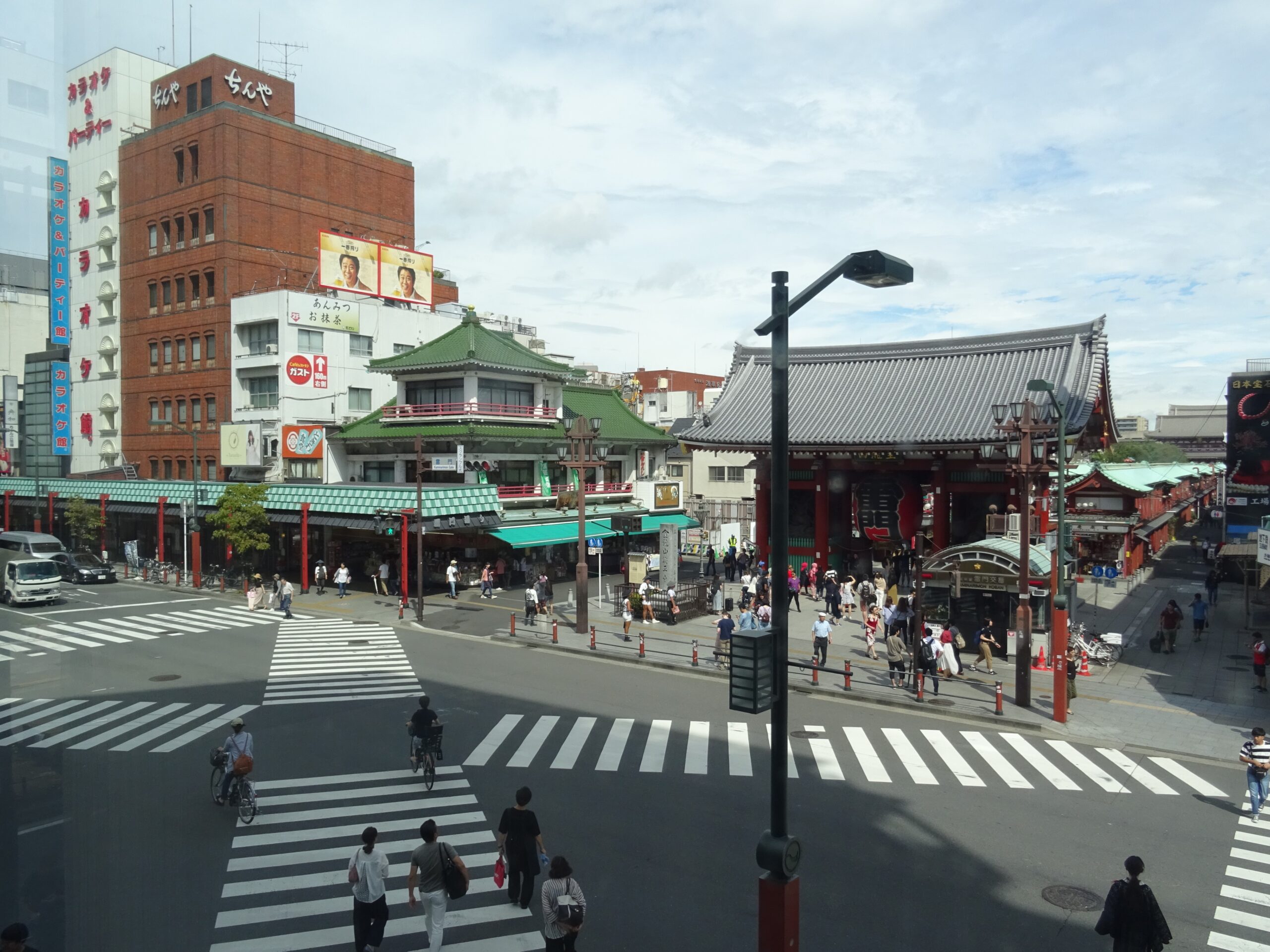 Tokyo Senso-ji temple Kaminarimon Thunder Gate in Asakusa